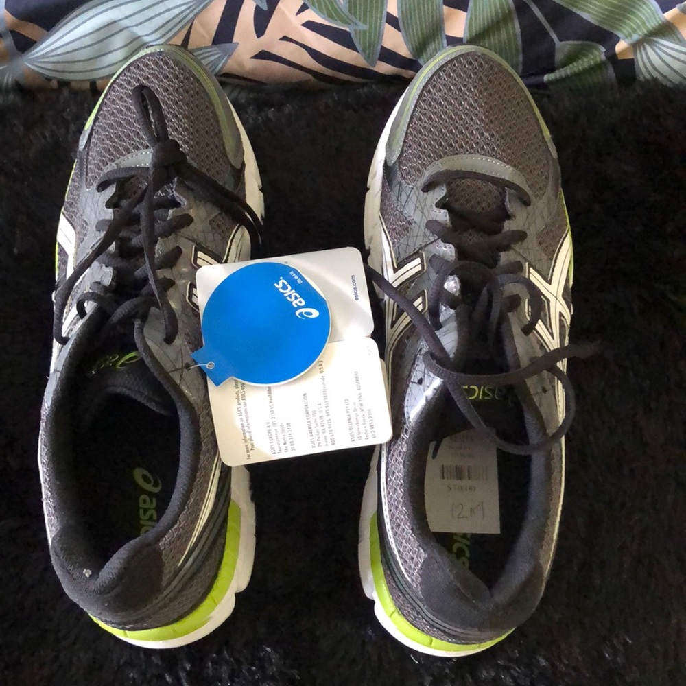 Men’s ASICS new without box sneakers